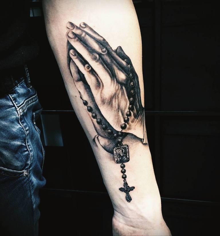 Татуировка руки молящегося и крест