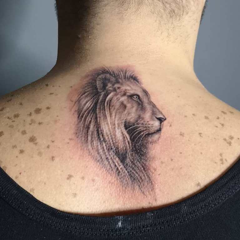 Тату голова льва на шее