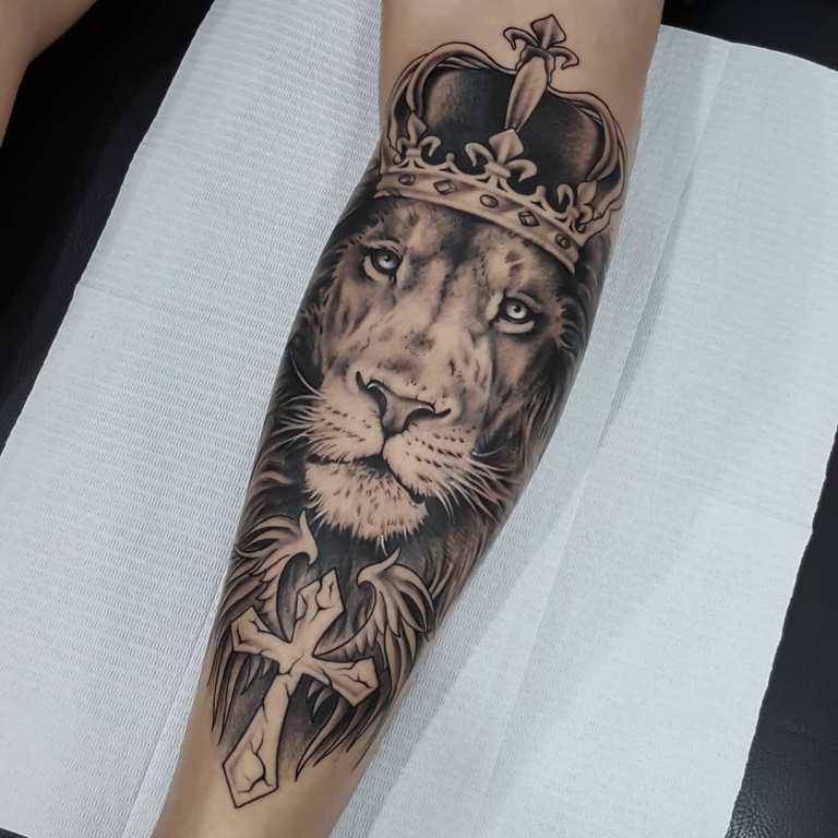 Тату лев в короне на руке мужское