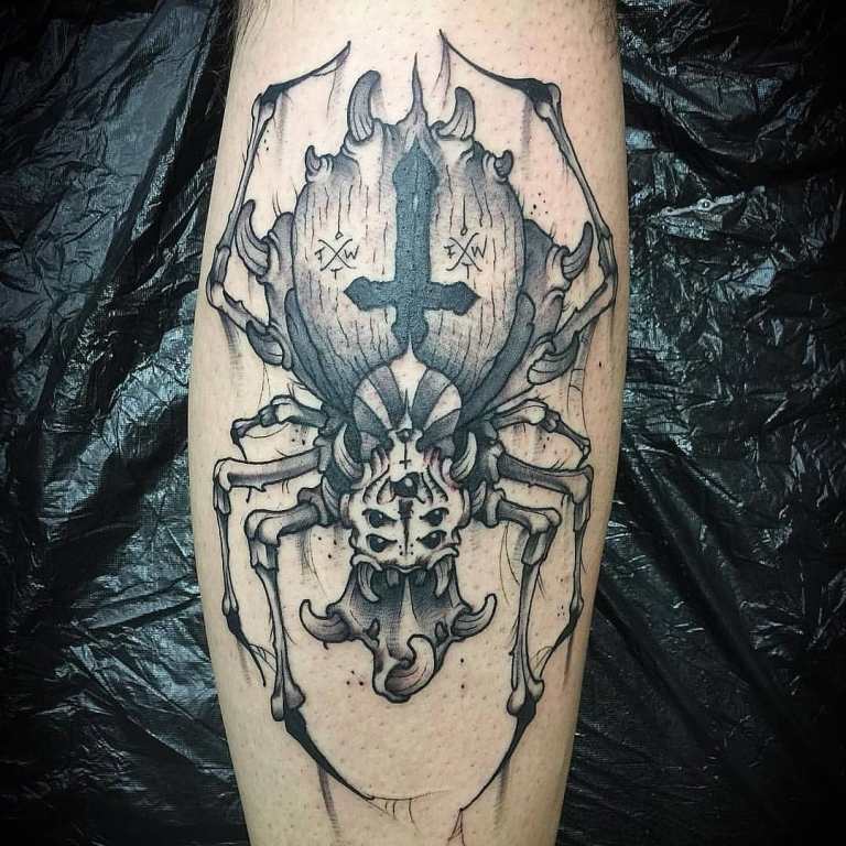 Татуировка паук с крестом