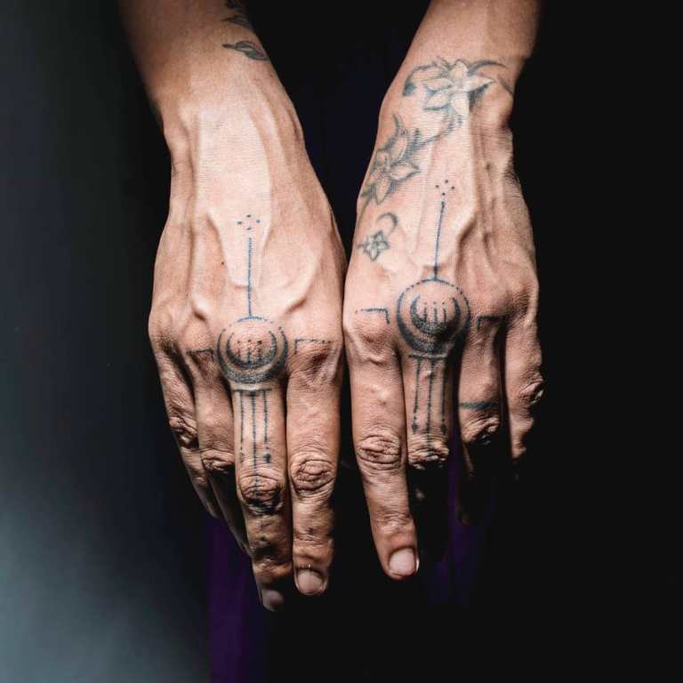 татуировки на пальцах рук мужские