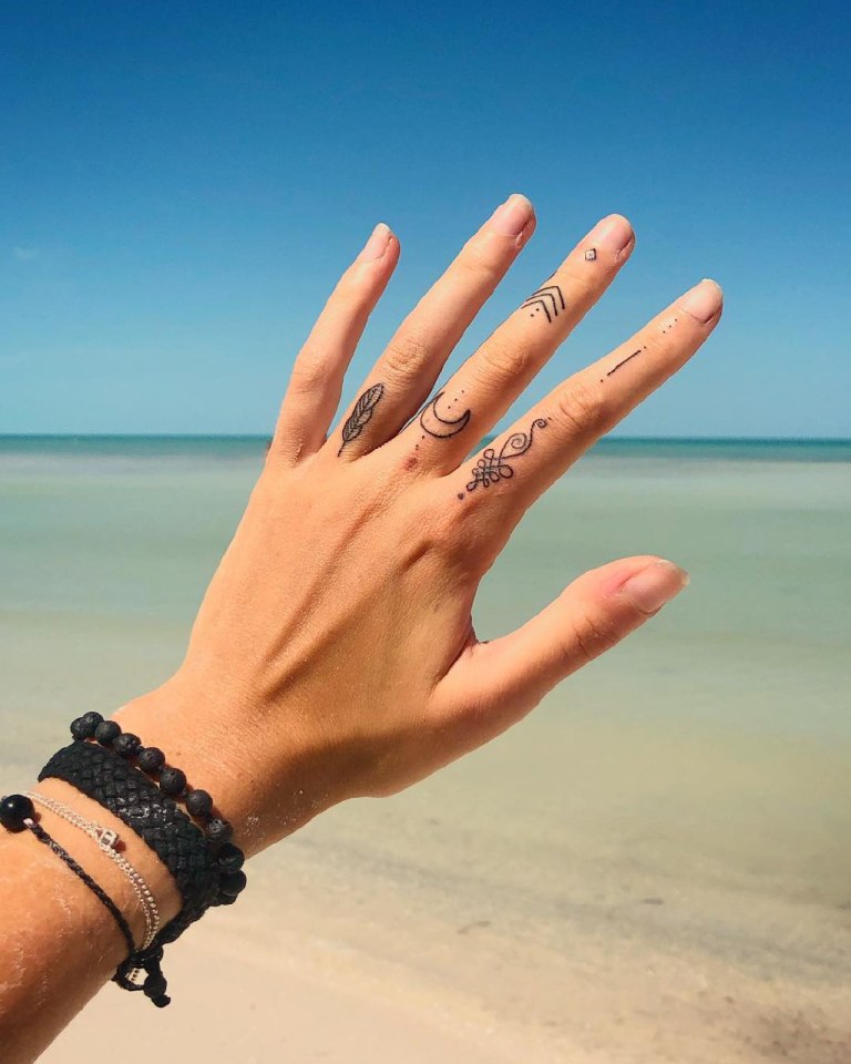 татуировка на пальце руки для девушек