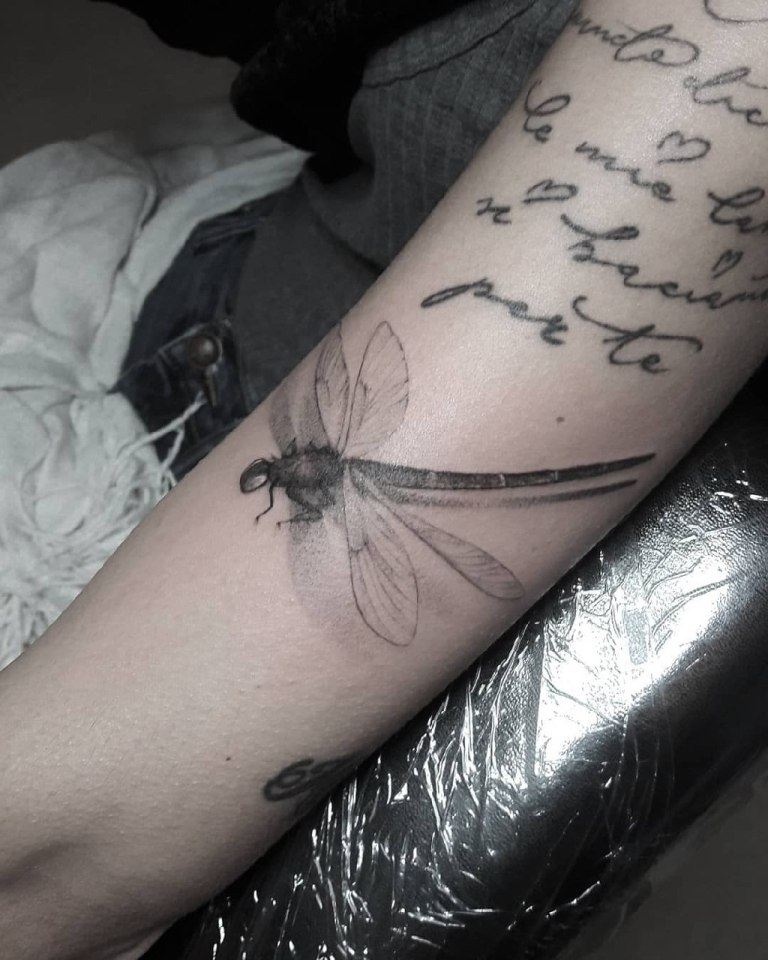 татуировка стрекоза на руке
