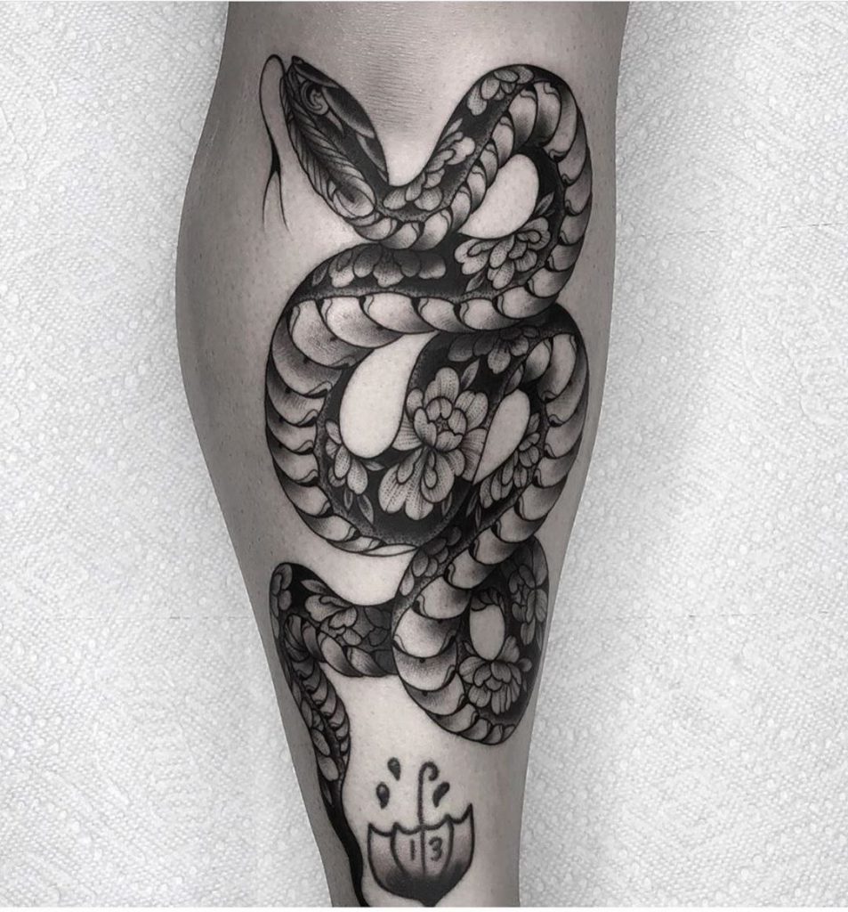татуировка змея на ноге