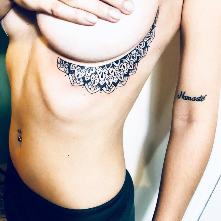 татуировка под грудью