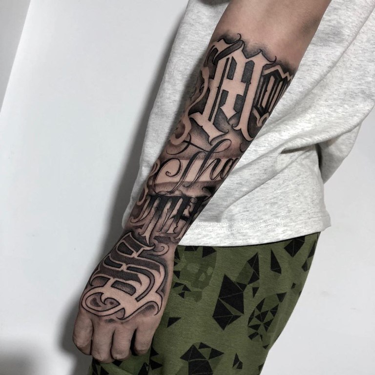 татуировки на руках надписи