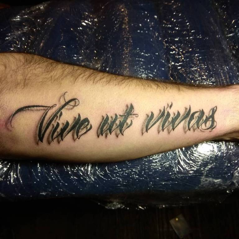 татуировка на руке надпись