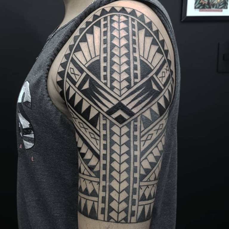 татуировки для мужчин на плече со смыслом