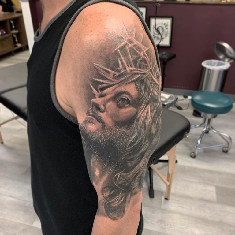 татуировка иисуса христа на руке