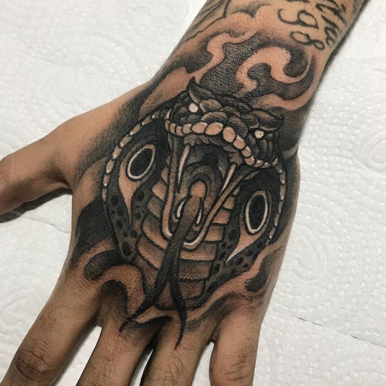 татуировка кобра
