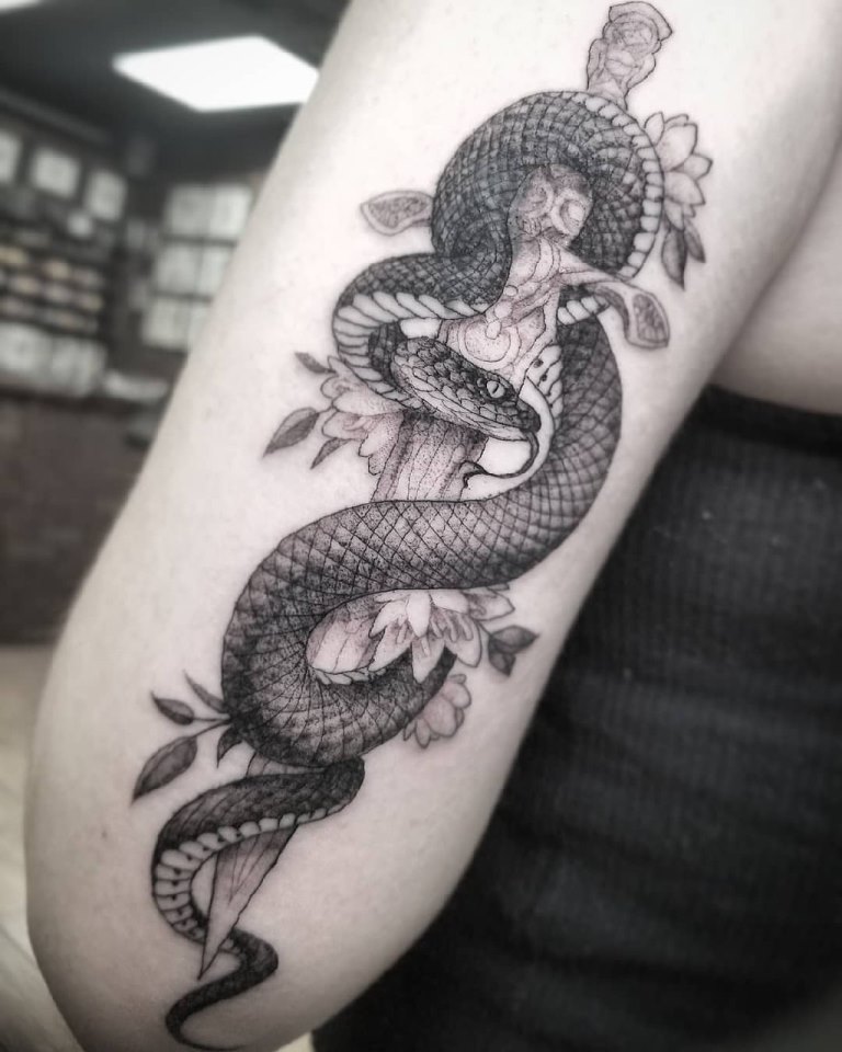 что означает татуировка кинжал обвитый змеей