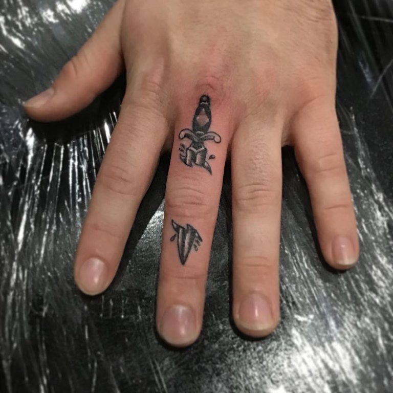 татуировки кинжал