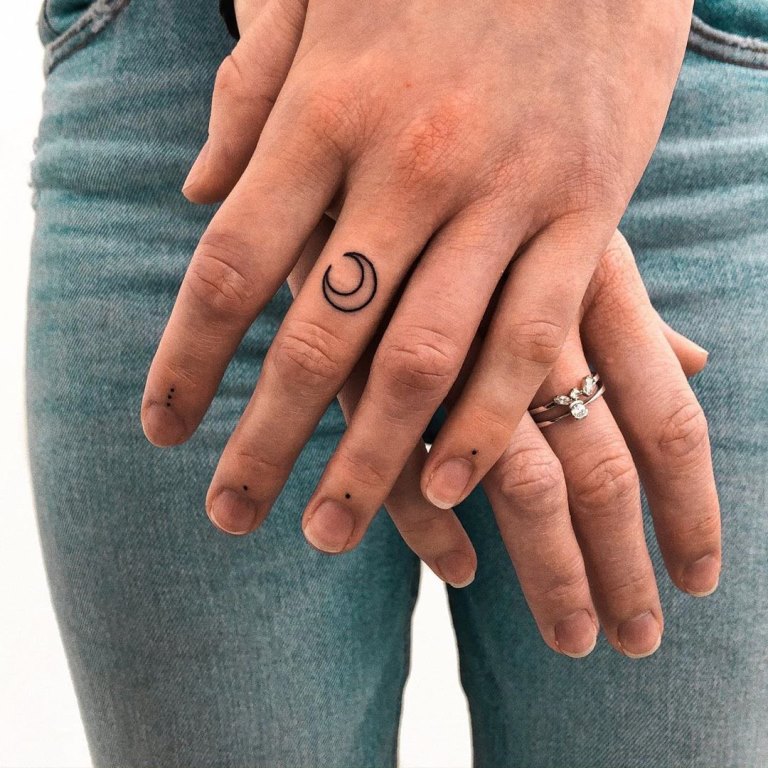 татуировка на пальце руки для девушек