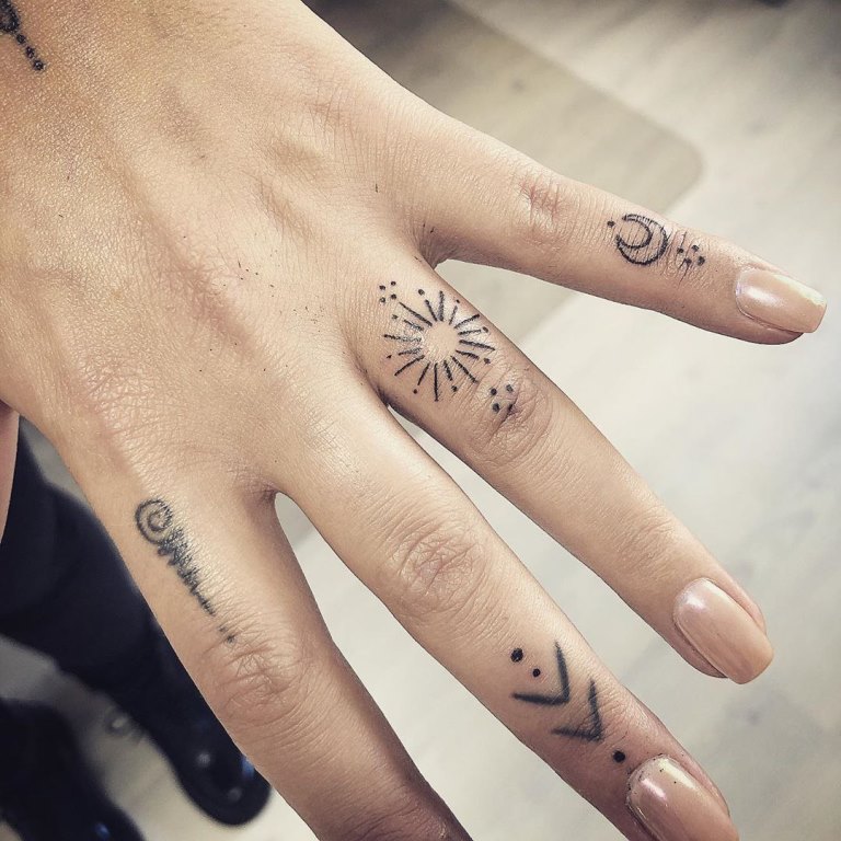 Красивые татуировки для девушек на руке надписи и их значение фото маленькие