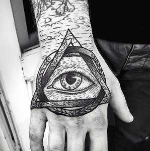 Татуировка глаз в пирамиде