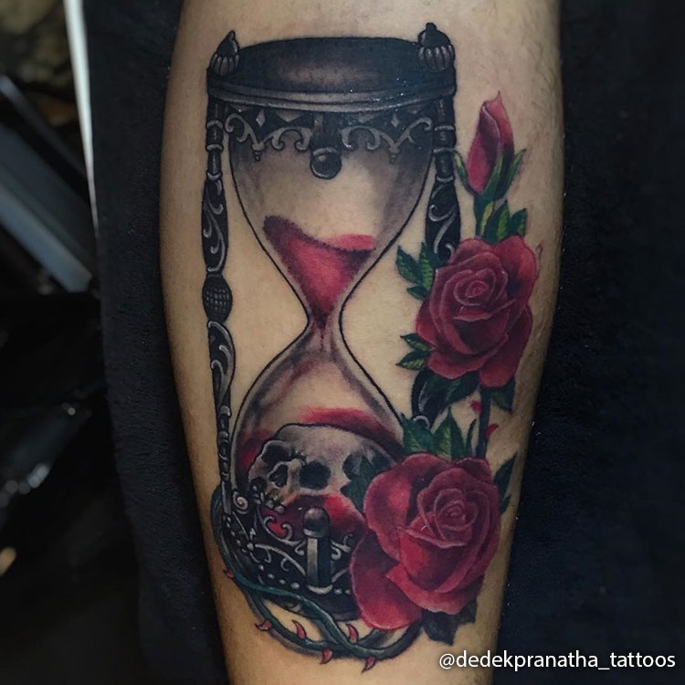 Татуировка песочные часы, череп и розы
