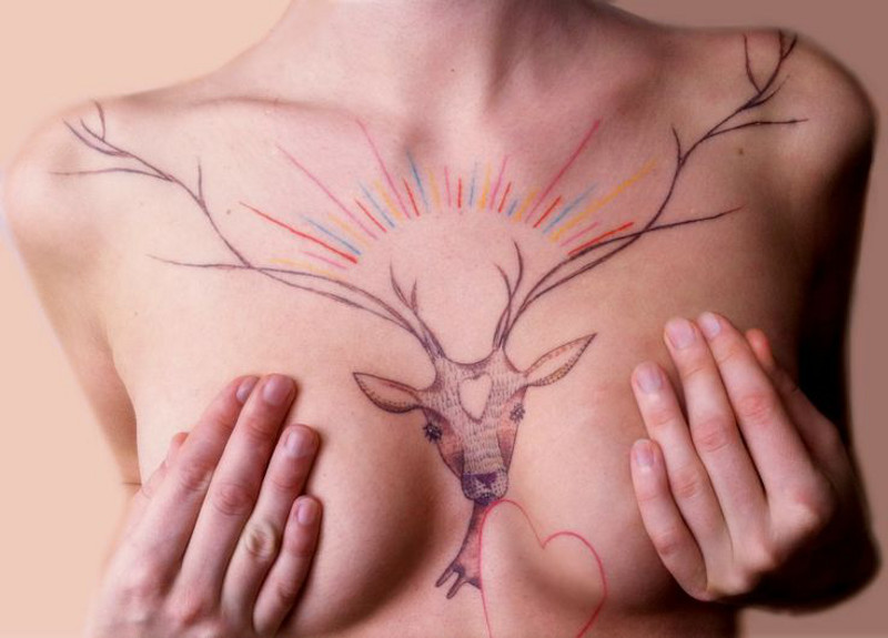 Татуировка олень на груди