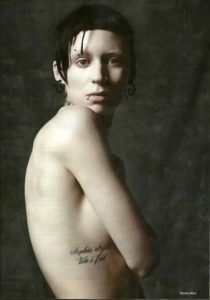 Руни Мара с татуировкой надписью на спине
