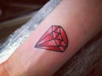 Татуировка красный алмаз на предплечье