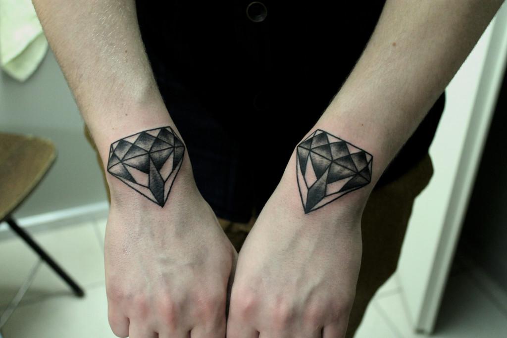Татуировка «бриллианты» на запястьях