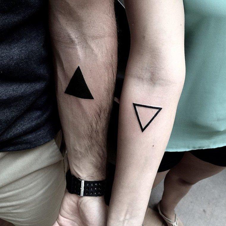 Парная татуировка треугольников