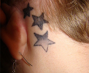 татуировка за ухом