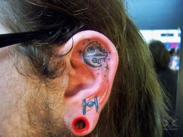 Татуировки на ушах (26 фото)