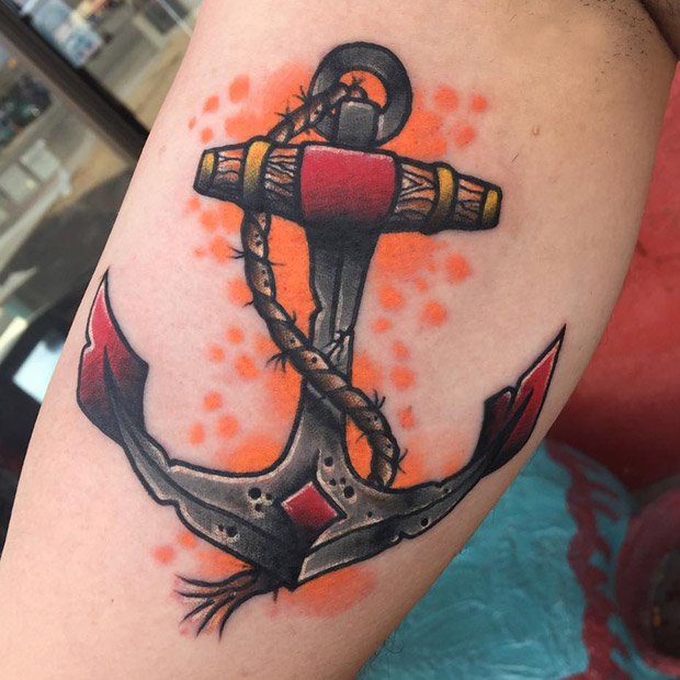 татуировка красного якоря на руке